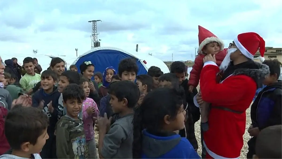 'Noel Babalar' Suriye'deki mülteci kampında çocuklara oyuncak dağıttı