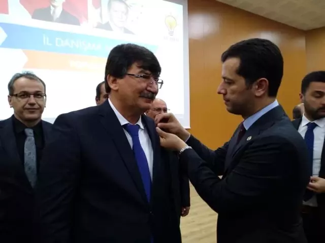 Osmaniye'de Saadet Partili ve CHP'li iki belediye başkanı AK Parti'ye geçti Osmaniye'de Saadet Partili ve CHP'li iki belediye başkanı AK Parti'ye geçti
