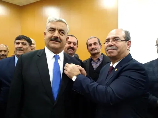 Osmaniye'de Saadet Partili ve CHP'li iki belediye başkanı AK Parti'ye geçti Osmaniye'de Saadet Partili ve CHP'li iki belediye başkanı AK Parti'ye geçti