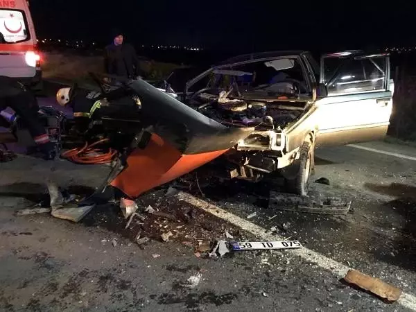 Otomobil, TIR'a çarptı: Aynı aileden 6 yaralı Otomobil, TIR'a çarptı: Aynı aileden 6 yaralı