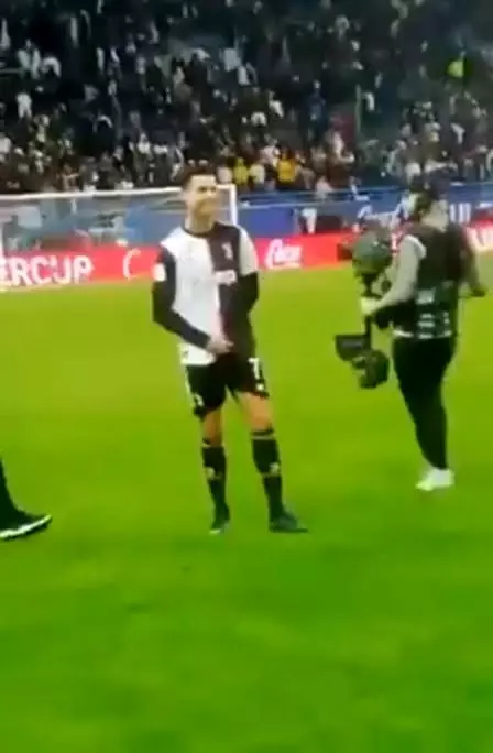 Ronaldo Messi Tezahüratına Cinsel Organını Tutarak Yanıt Verdi Ronaldo Messi Tezahüratına Cinsel Organını Tutarak Yanıt Verdi