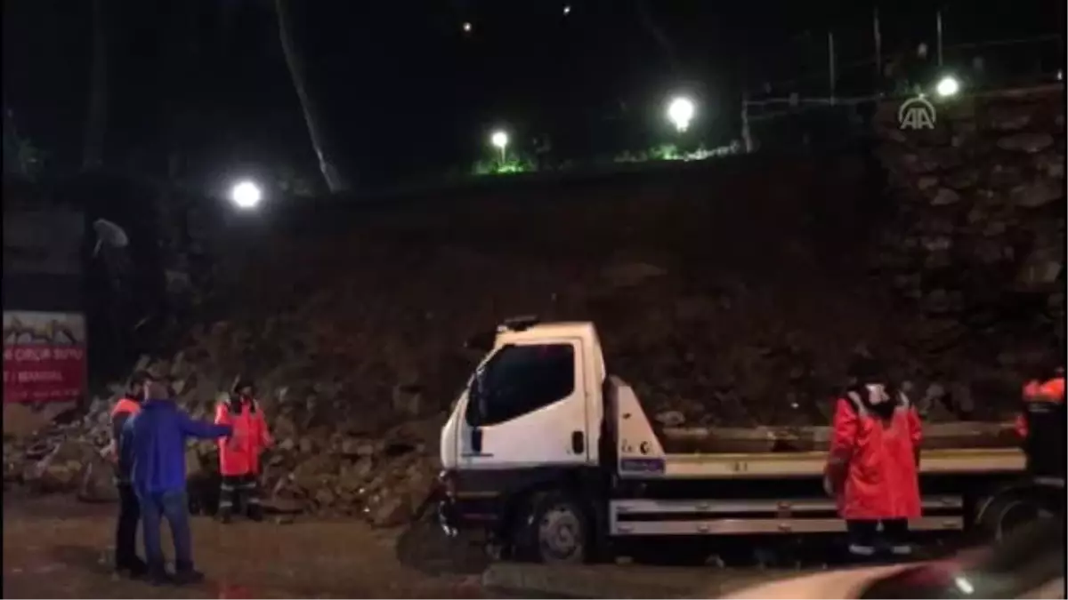 Sarıyer'de istinat duvarı çöktü