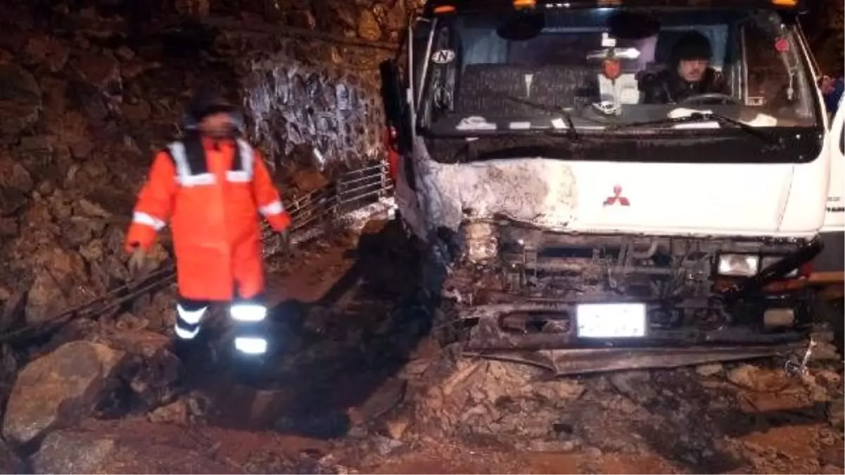Sarıyer'de istinat duvarı yola çöktü (1)