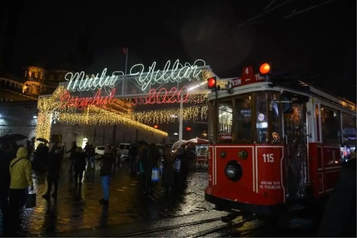 Taksim yılbaşı için ışıl ışıl