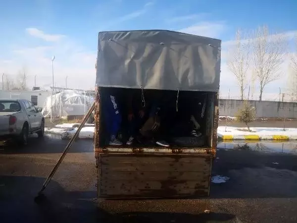 Van'da kamyonetten 63 kaçak göçmen çıktı