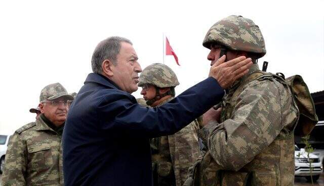 Bakan Akar ve TSK'nın komuta kademesi sınırın sıfır noktasına gitti