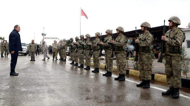 Bakan Akar ve TSK'nın komuta kademesi sınırın sıfır noktasına gitti