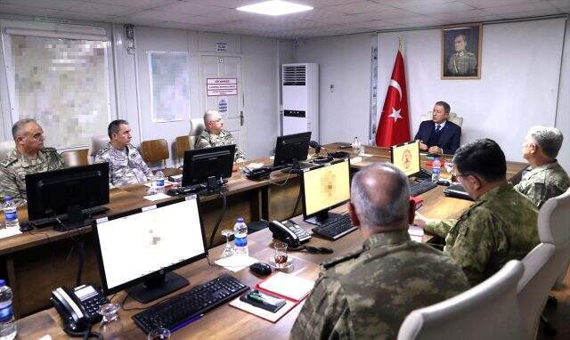 Bakan Akar ve TSK'nın komuta kademesi sınırın sıfır noktasına gitti