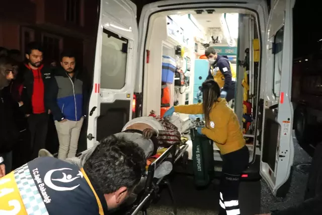 Evi yanan yaşlı adam sağlık görevlilerin müdahalesiyle hayata döndü