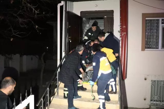 Evi yanan yaşlı adam sağlık görevlilerin müdahalesiyle hayata döndü