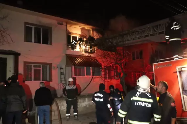 Evi yanan yaşlı adam sağlık görevlilerin müdahalesiyle hayata döndü