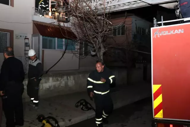 Evi yanan yaşlı adam sağlık görevlilerin müdahalesiyle hayata döndü