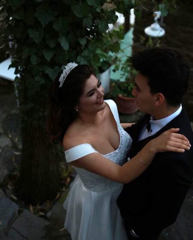 Gelin adayı Hanife Gürdal'ın derin göğüs dekoltesi takipçilerini çıldırttı