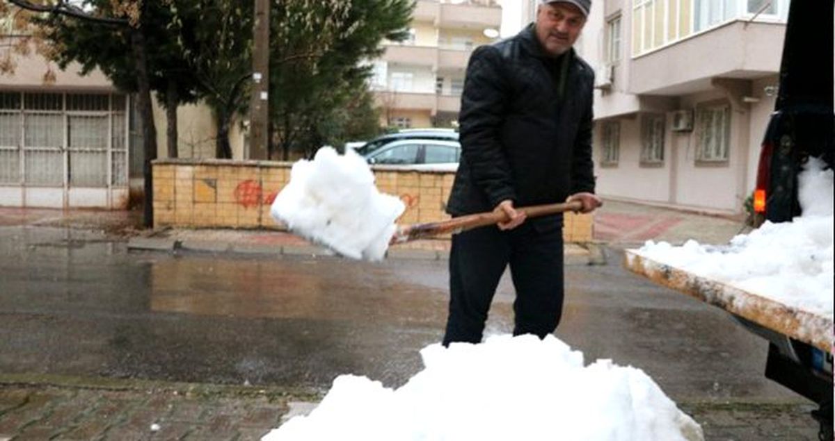 Kahramanmaraş'ta emekli bir vatandaş, çocuklar oynasın diye dağdan kar getirdi