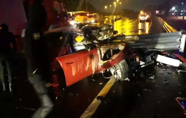 Kocaeli'de otomobil bariyerlere çarptı: 1 ölü, 1 yaralı Kocaeli'de otomobil bariyerlere çarptı: 1 ölü, 1 yaralı
