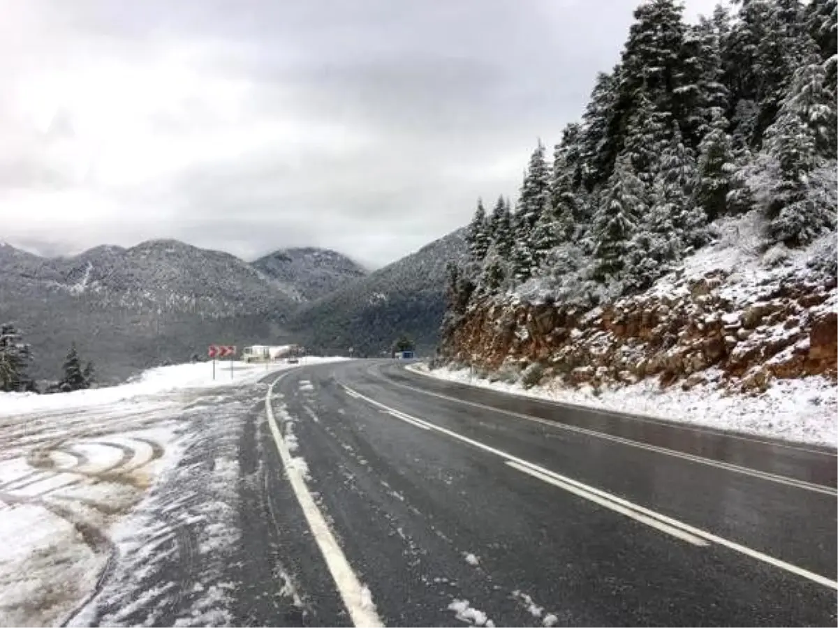 Konya yolunda kar yağışı