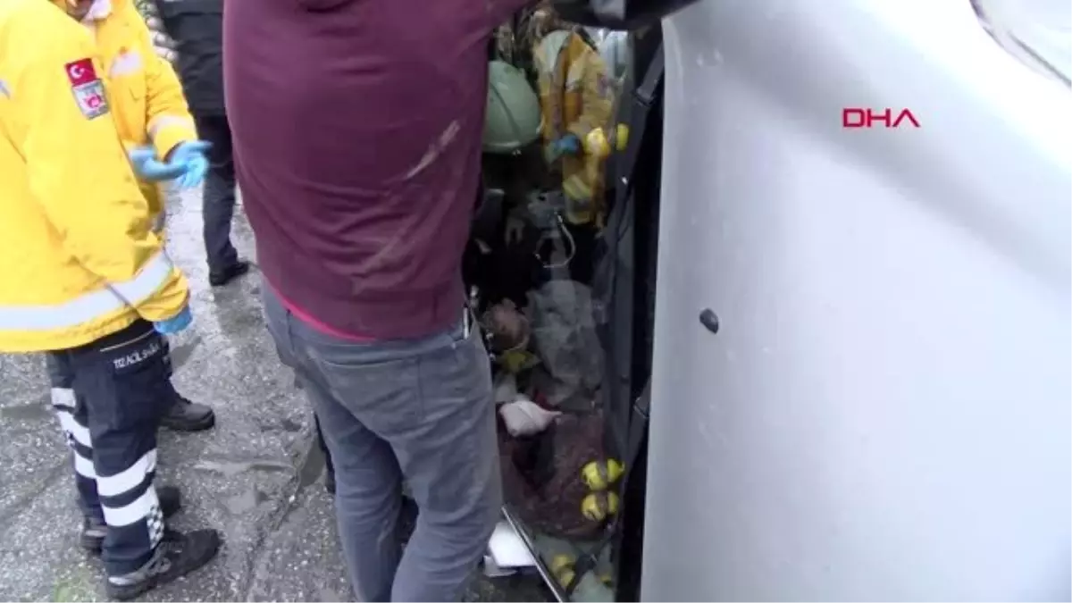 Pendik'te takla atan araçta sıkışan kadını itfaiye kurtardı