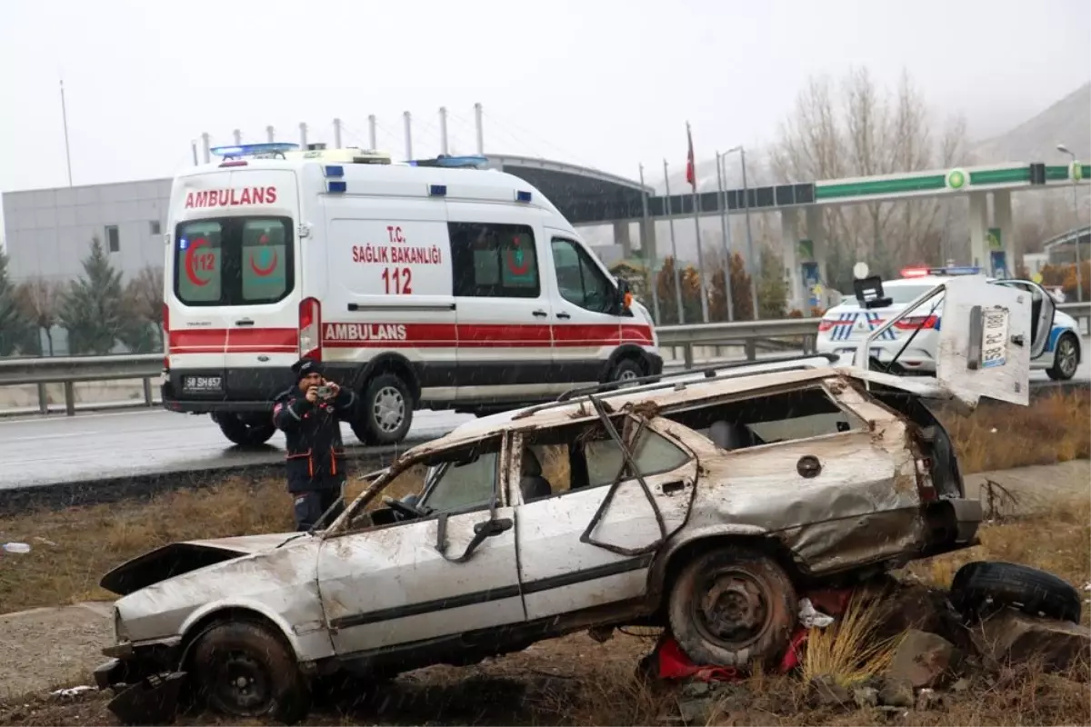 Şarampole devrilen otomobil hurdaya döndü: 4 yaralı