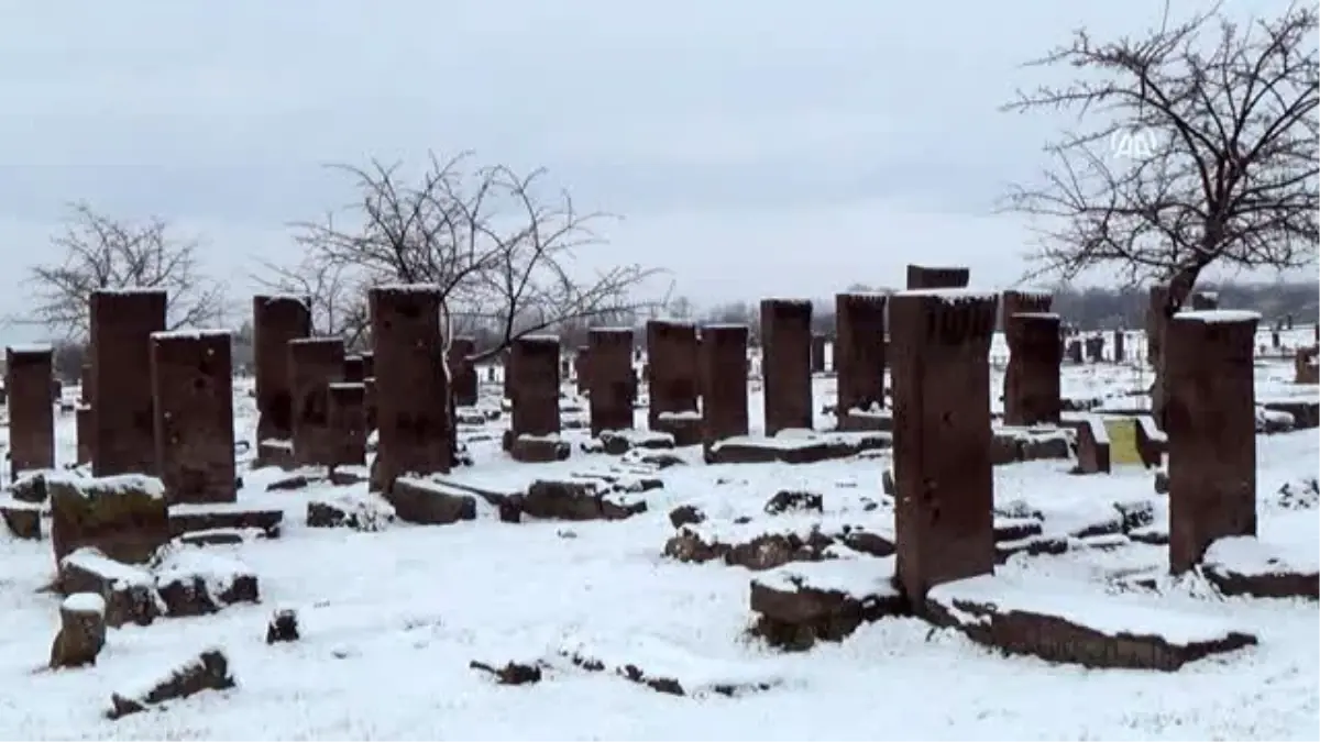 Tarihi Selçuklu Mezarlığı beyaza büründü