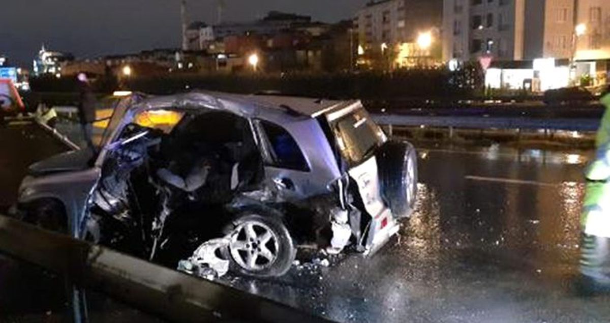 TEM Otoyolu'nda otomobil bariyere çarptı, 3 kişi ağır yaralandı