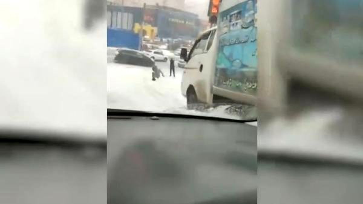 Ayağı kayan kadını kamyon altında kalmaktan son anda kurtardı