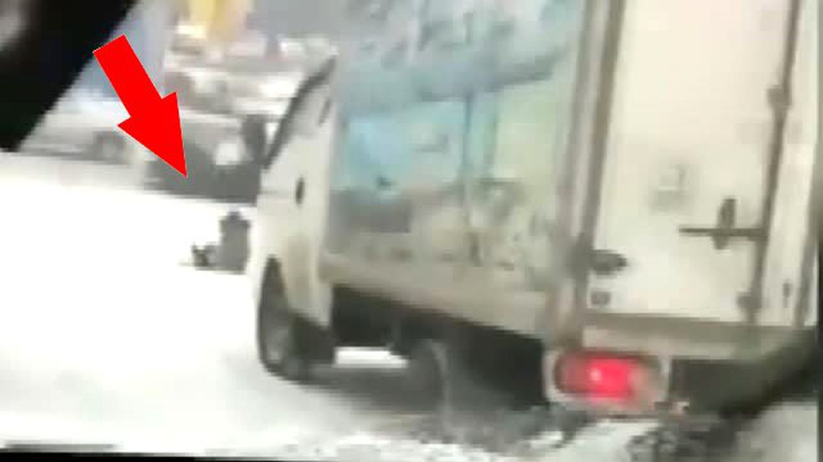 Ayağı kayan kadını kamyon altında kalmaktan son anda kurtardı