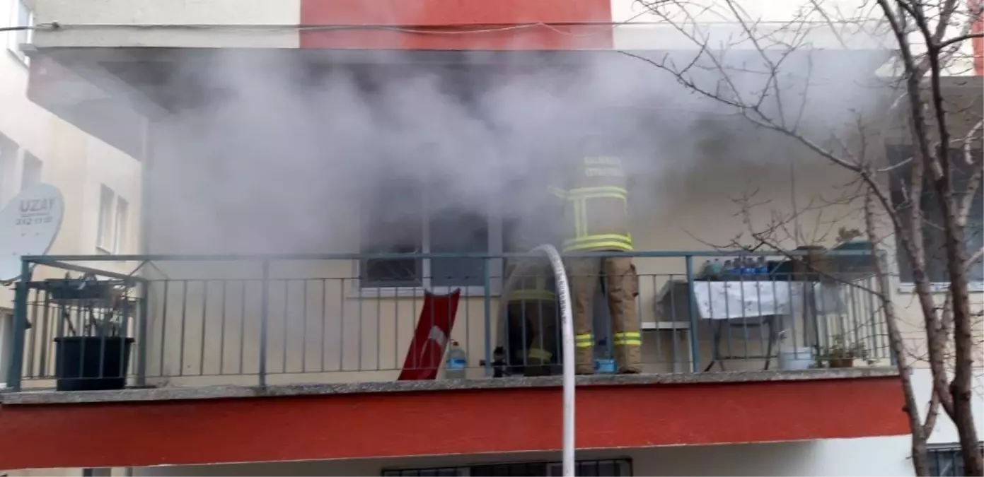 Ayvalık�ta bacadan çıkan yangın komşu evi yaktı Haberler