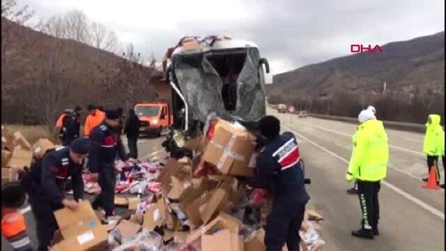 Çankırı'da otobüs tıra çarptı: 31 yaralı.