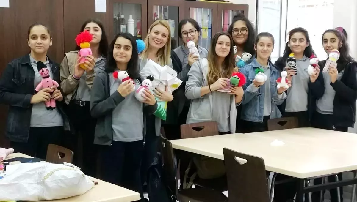 Çocuklar için geri dönüşüm malzemelerinden oyuncak yapıyorlar