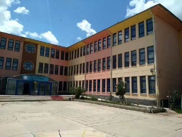 Çorum'da okulda cıva paniği: 5 kişi hastanelik oldu Çorum'da okulda cıva paniği: 5 kişi hastanelik oldu