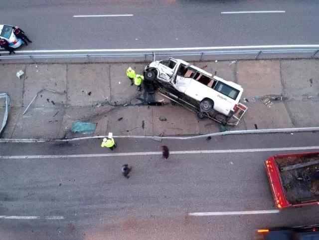 Isparta'da yolcu midibüsü devrildi: 15 yaralı