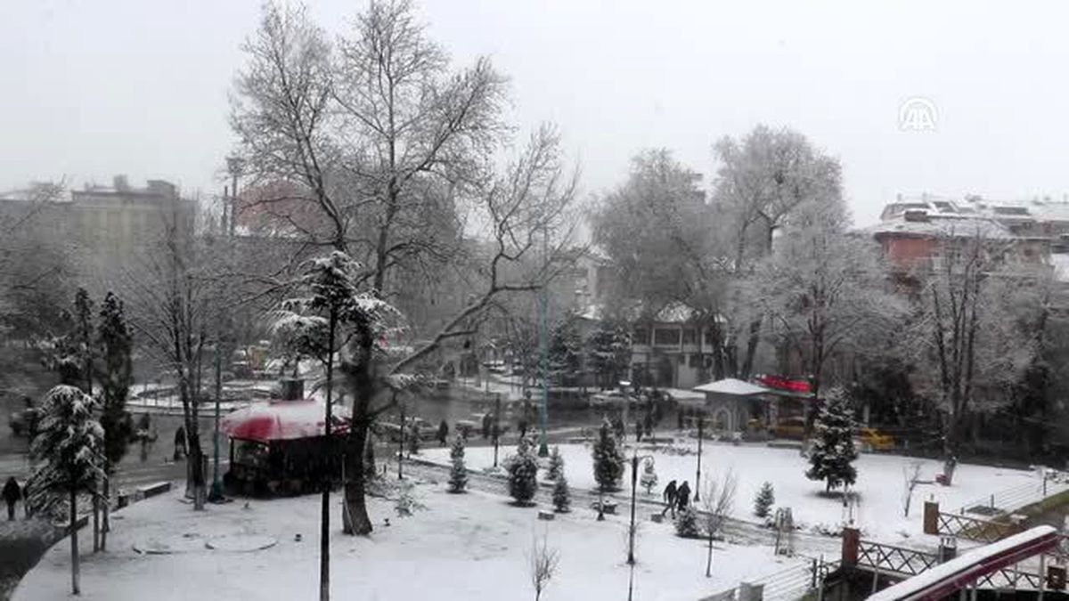 Kütahya'da kar yağışı ulaşımda aksamalara yol açıyor