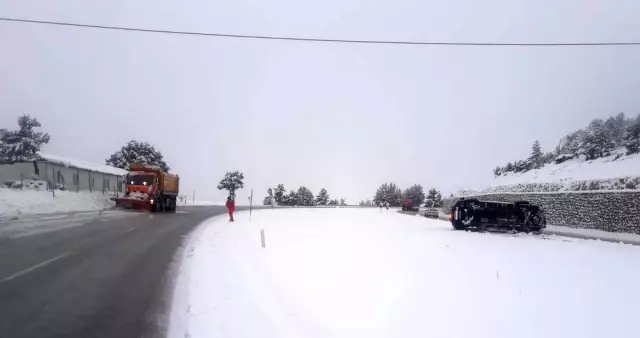Mersin'de işçi servisi devrildi: 4 yaralı