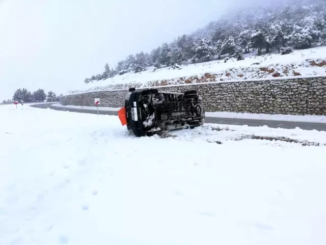 Mersin'de işçi servisi devrildi: 4 yaralı