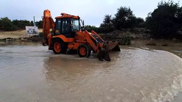 Mersin'de sağanak, hayatı felç etti (2) Mersin'de sağanak, hayatı felç etti (2)