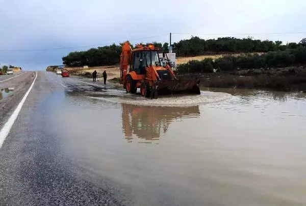 Mersin'de sağanak, hayatı felç etti (2) Mersin'de sağanak, hayatı felç etti (2)