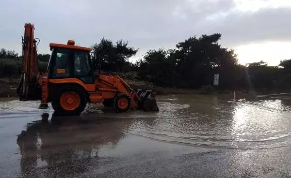 Mersin'de sağanak, hayatı felç etti (2) Mersin'de sağanak, hayatı felç etti (2)