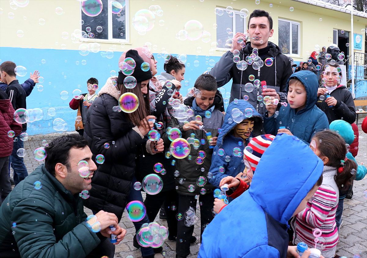 'Noel Baba yok Alaçamlı gençler var' kampanyasıyla köy çocuklarını sevindiriyorlar