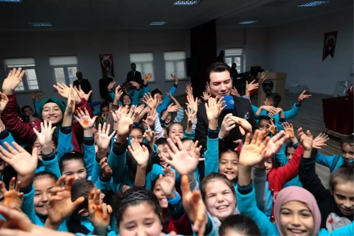 Öğrencilerle keyifli anlar yaşadı