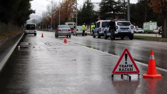 Otomobil, hafif ticari araca arkadan çarptı: 2 yaralı Otomobil, hafif ticari araca arkadan çarptı: 2 yaralı