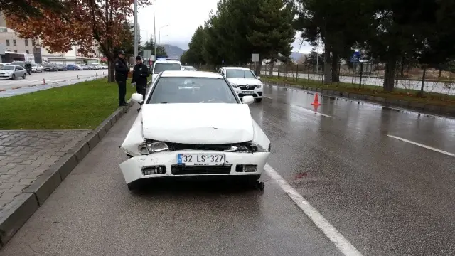 Otomobil, hafif ticari araca arkadan çarptı: 2 yaralı Otomobil, hafif ticari araca arkadan çarptı: 2 yaralı