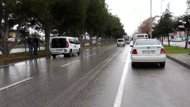 Otomobil, hafif ticari araca arkadan çarptı: 2 yaralı Otomobil, hafif ticari araca arkadan çarptı: 2 yaralı