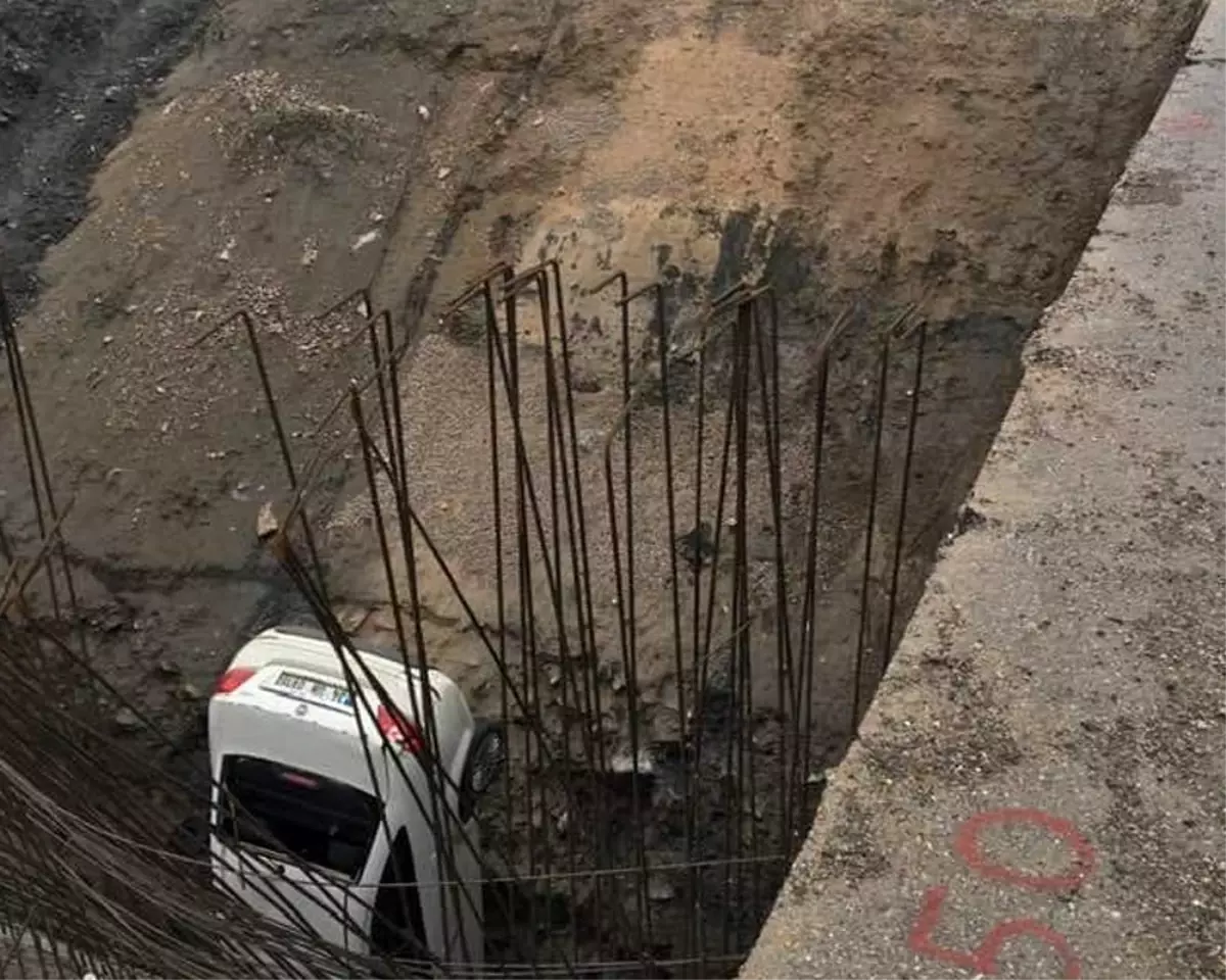 Otomobil menfez inşaatına uçtu