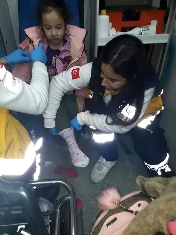 Sağlık çalışanı, yalın ayaklı çocuğa kendi çorabını giydirdi