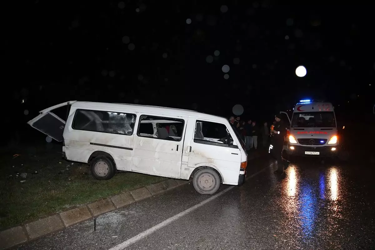 Sakarya'da minibüs devrildi: 1 ölü, 4 yaralı