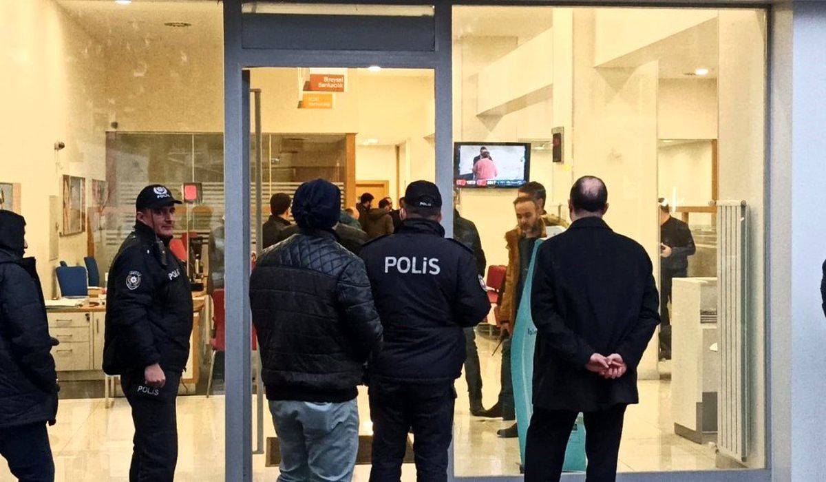 Banka soyguncusunun patlatmakla tehdit ettiği bomba sahte çıktı