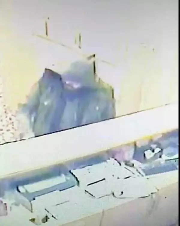 Torbalı'da dehşet gecesi; İlçe Sağlık Müdürü ile bir doktorun eşi öldürüldü, polis ağır yaralı (4) Torbalı'da dehşet gecesi; İlçe Sağlık Müdürü ile bir doktorun eşi öldürüldü, polis ağır yaralı (4)