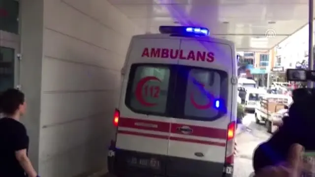 Torbalı'daki peş peşe cinayetlerin zanlısı yakalandı - Zanlının hastaneye getirilmesi Torbalı'daki peş peşe cinayetlerin zanlısı yakalandı - Zanlının hastaneye getirilmesi