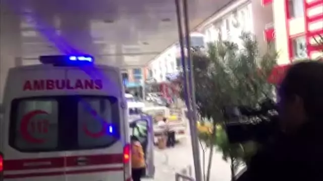 Torbalı'daki peş peşe cinayetlerin zanlısı yakalandı - Zanlının hastaneye getirilmesi Torbalı'daki peş peşe cinayetlerin zanlısı yakalandı - Zanlının hastaneye getirilmesi