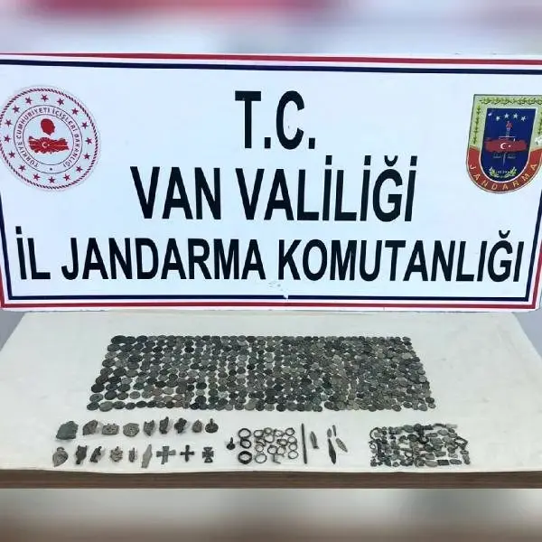 Van'da 656 tarihi eser ele geçirildi Van'da 656 tarihi eser ele geçirildi